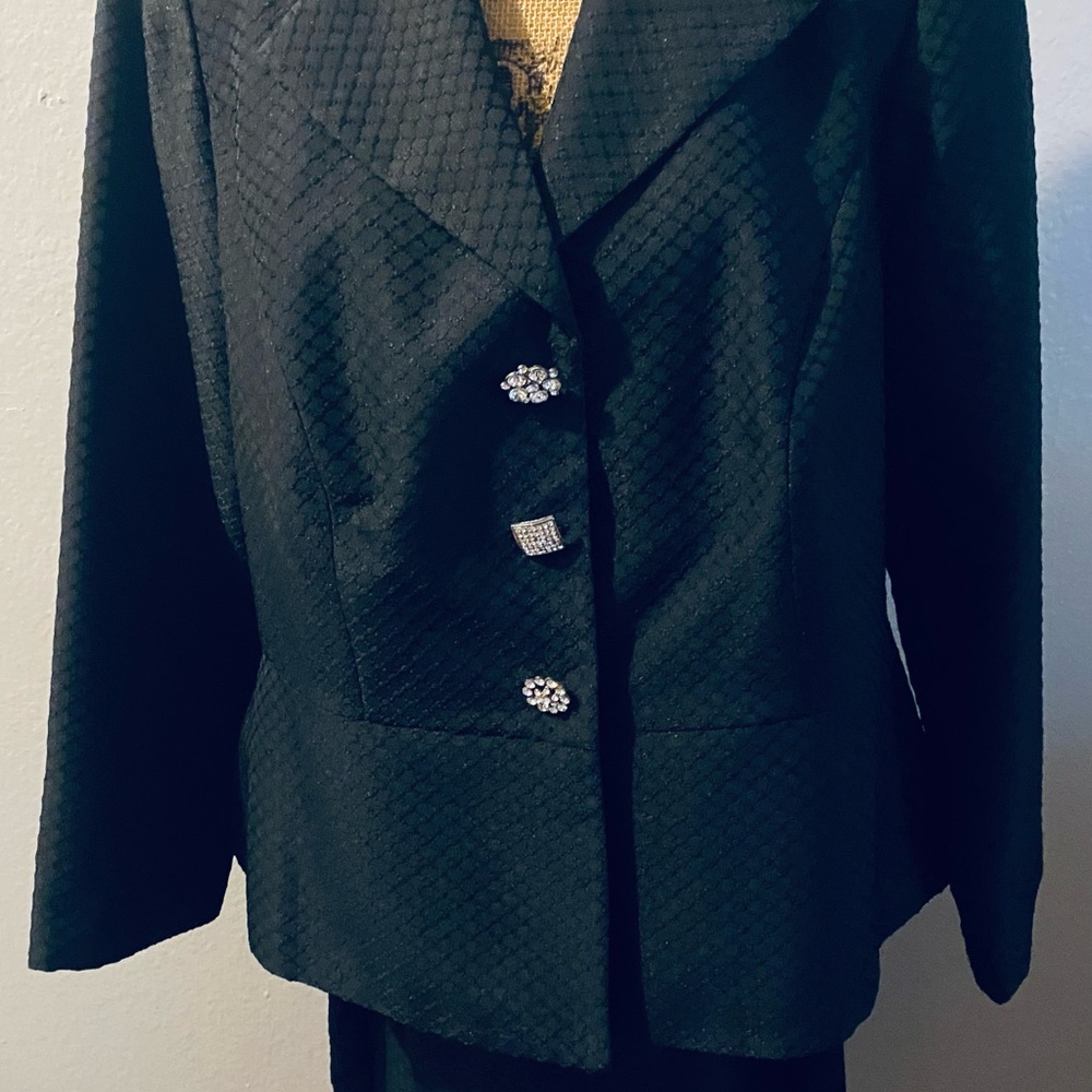 Le Bo’s 2 pc skirt suit black size 14w used jacket 3 rhinestone snaps zip skirt